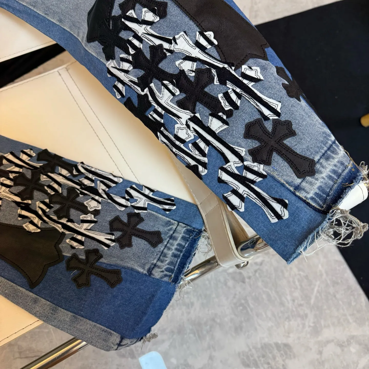 P290 model number: D333 GALLERY DEPT & Chrome hearts Co-branded spliced cow leather cross loose washed flared jeans to truly restore the ultimate vintage texture. The original hardware accessories, washed and other elevators, and the QR code analysis are all purchased from the original factory, with a high degree of restoration. You are welcome to compare the products~ Three-dimensional version Loose and comfortable, not picky about the figure, taller and slimmer, factory Seiko, original factory quality control, same style for men and women, can be matched with couples, versatile recommendation, must-have jeans for all seasons Trendy people have been disappointed. From the quality selection of fabrics, the tailoring of details, and the matching of patterns, everything is impeccable! The upper body is so handsome when worn...it can be easily worn by men, women and children! The craftsmanship is made of heavy-duty washed pure cotton denim fabric. After washing, it is soft and thick. It is very stylish when worn. Size: 28, 30, 32, 34, 36 (S-XXL) Color: Stitching Size reference # 28 trouser length 100 waist 72 30 trouser length 102 waist 76 32 trouser length 104 waist 80 34 trouser length 106 waist 84 36 pants length 108 waist circumference 88